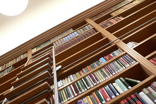 Bibliothek des Altenheimes Am Pixbusch II, Frontal fotografiertes Regal mit diversen Büchern