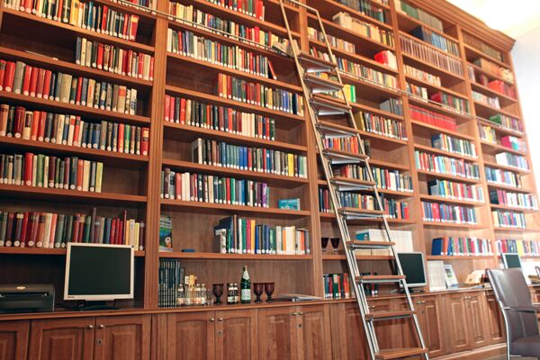 Eine Bibliothek mit Büchern, einer Leiter