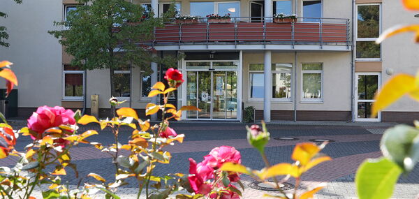 Haupteingang vom städtischen Altenheim Am Pixbusch 1 mit Rosen im Vordergrund