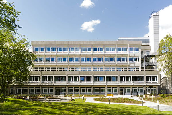 Außenansicht des Altenheimes Kamillus , Gebäude mit vielen Fenstern