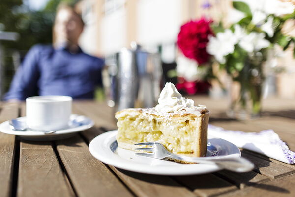 Ein Stück Kuchen auf einem Tisch, mit Sonnenschein