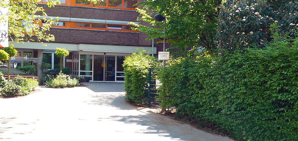 Eingang des Städtisches Altenheims Eicken in Mönchengladbach im Sonnenschein