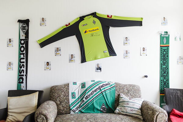 Mönchengladbach Fans im Altenheim Am Pixbusch, sie sehen eine Wand mit Trikot und Schal von Borussia Mönchengladbach
