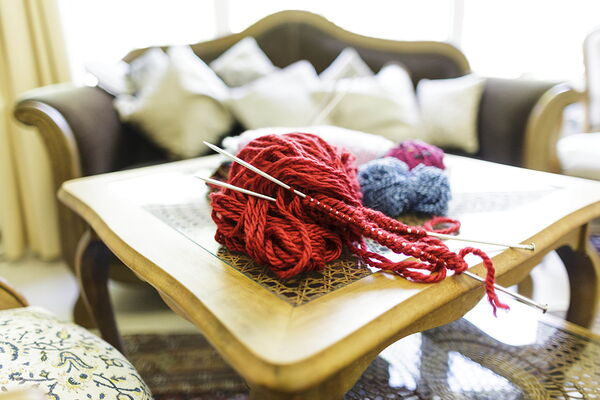 Handarbeiten im Altenheim Windberg. Zu sehen ein Wollknäuel mit Stricknadeln