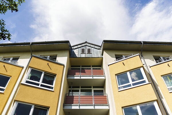 Ansicht des Hauses Am Pixbusch 1, gelbes Haus mit Balkonen