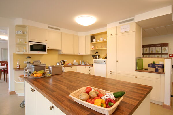 Zu sehen die Küche des Altenheim Rheindahlen, mit frischem Gemüse auf der Arbeitsfläche