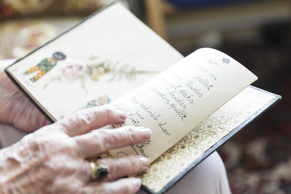 Persönliche Einrichtung im Altenheim Rheindahlen. Zu sehen ein Tagebuch