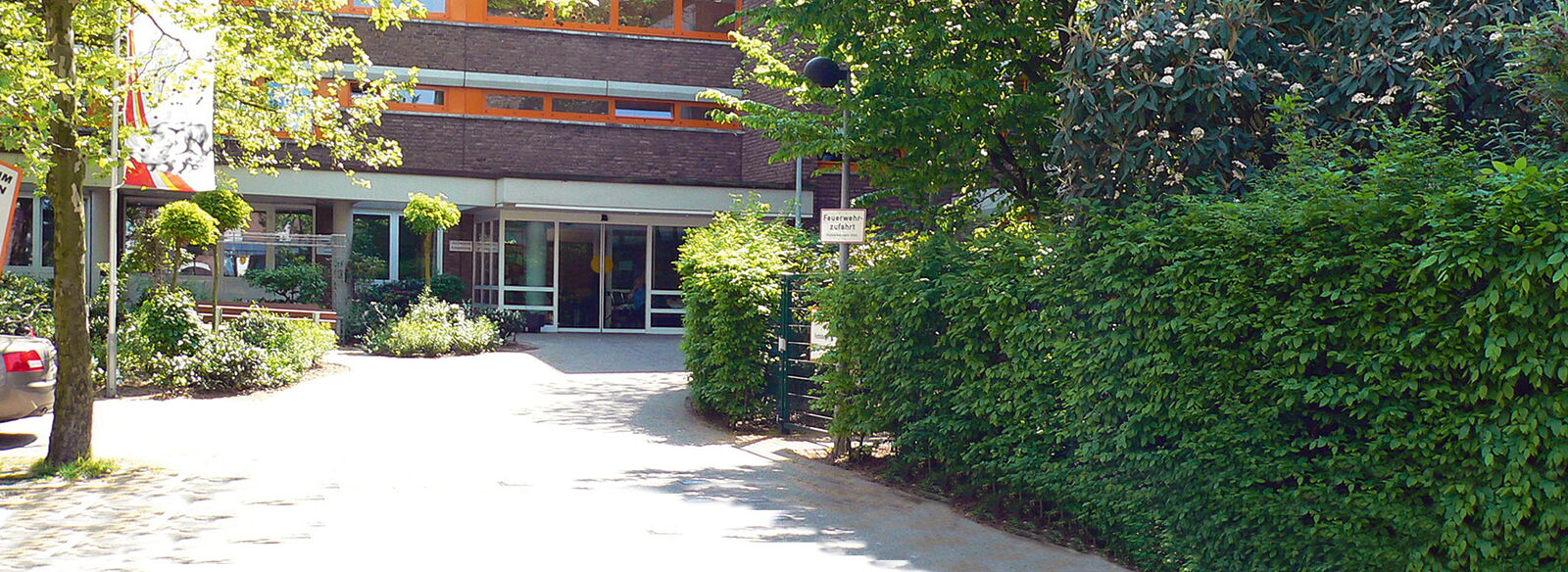 Eingang des Städtisches Altenheims Eicken in Mönchengladbach im Sonnenschein