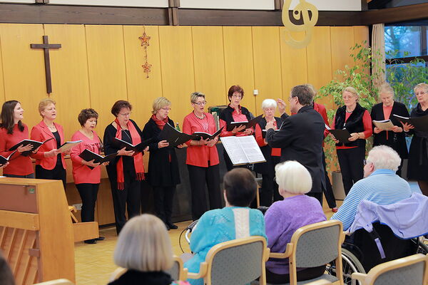 Events und Feiern im Altenheim Rheindahlen, zu sehen ein Festsaal mit Zuschauern und einem Chor